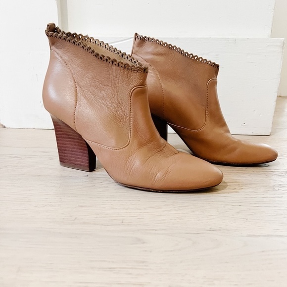 Belle by Sigerson Morrison Nicki leather Scallop Trim Ankle Booties. Tan. Size 7 - Picture 2 of 5